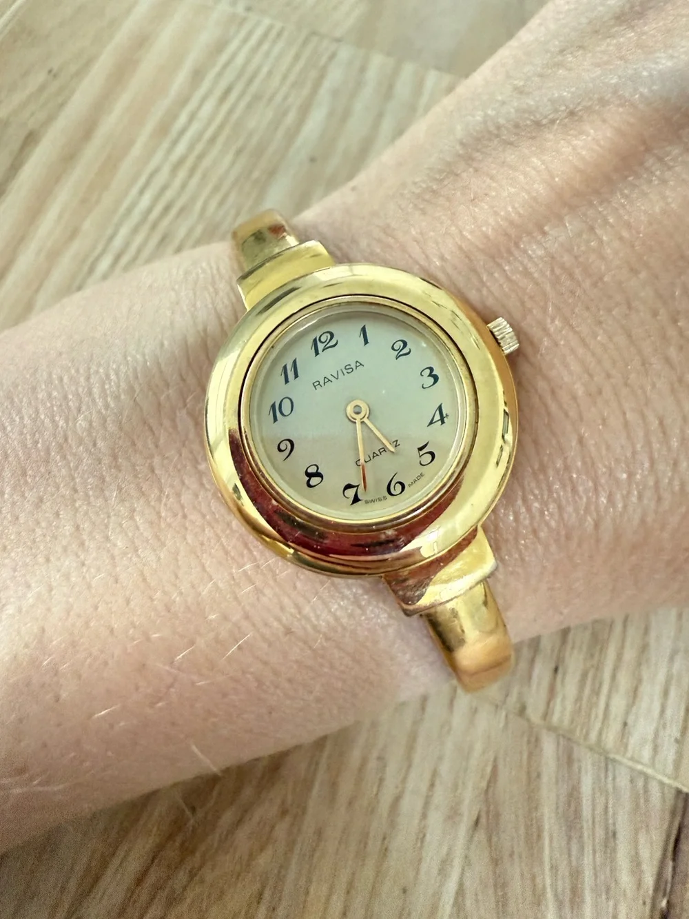 Ravisa ladies gold tone hinged bracelet Swiss made watch NEW BATTERY